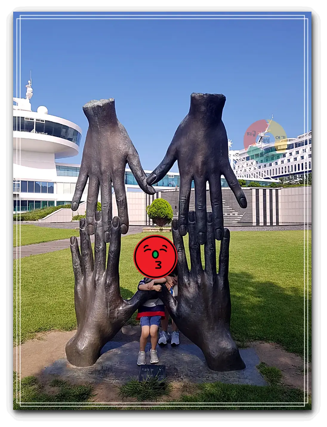 썬크루즈호텔_손조각-네개의손-위2개-아래2개