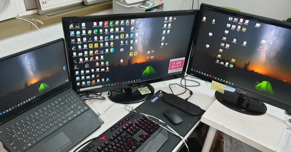 노트북과 두 대의 외부 모니터를 연결한 트리플 모니터 구성