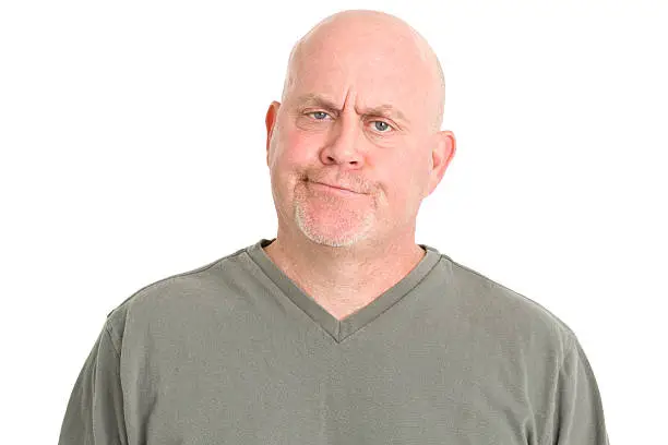 모발 이식 후 음주 금지기간을 꼭 지키라고 말하는 남성