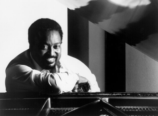 피아노 앞에 앉은 진 해리스( Gene Harris)