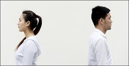 싸우고 서로 뒤돌아 선 남녀