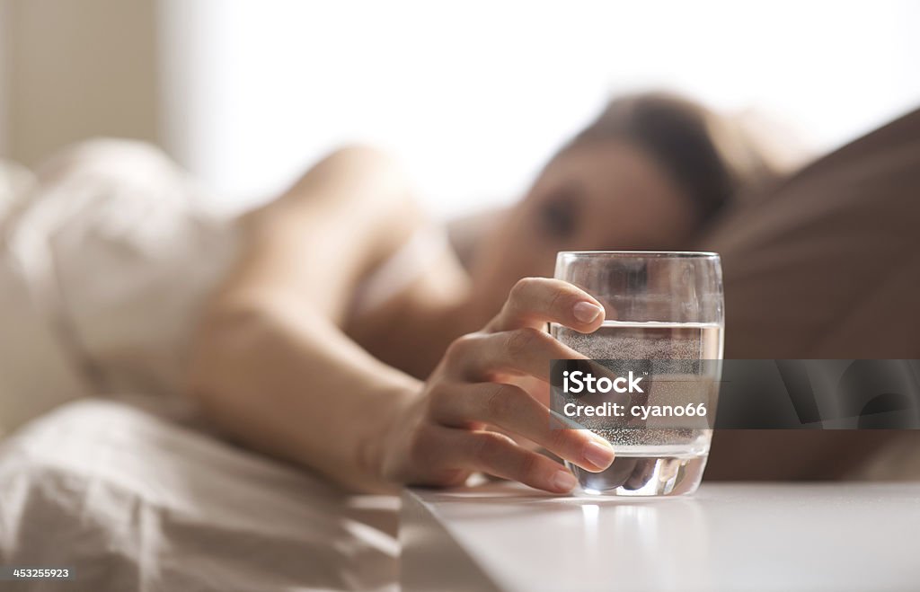 기상 직후 마시는 한잔의 물의 중요성 사진