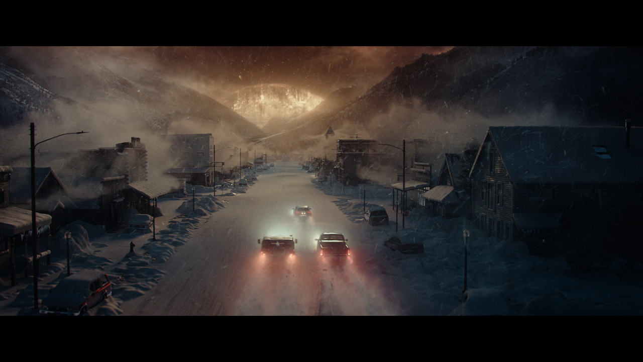 영화 '문폴'의 한 장면.
눈위 뒤덮인 산 속, 달이 점점 지구와 가까워 지는 모습.