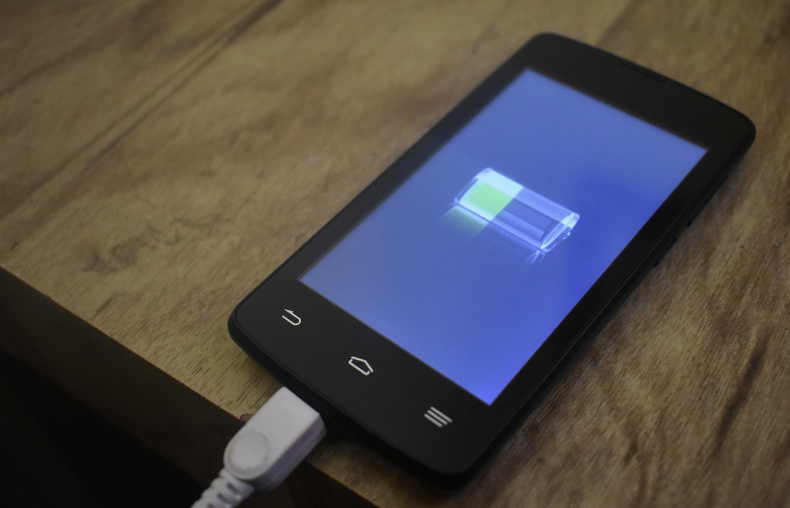 배터리는 왜 점점 더 빨리 닳을까? — 스마트폰 수명의 과학