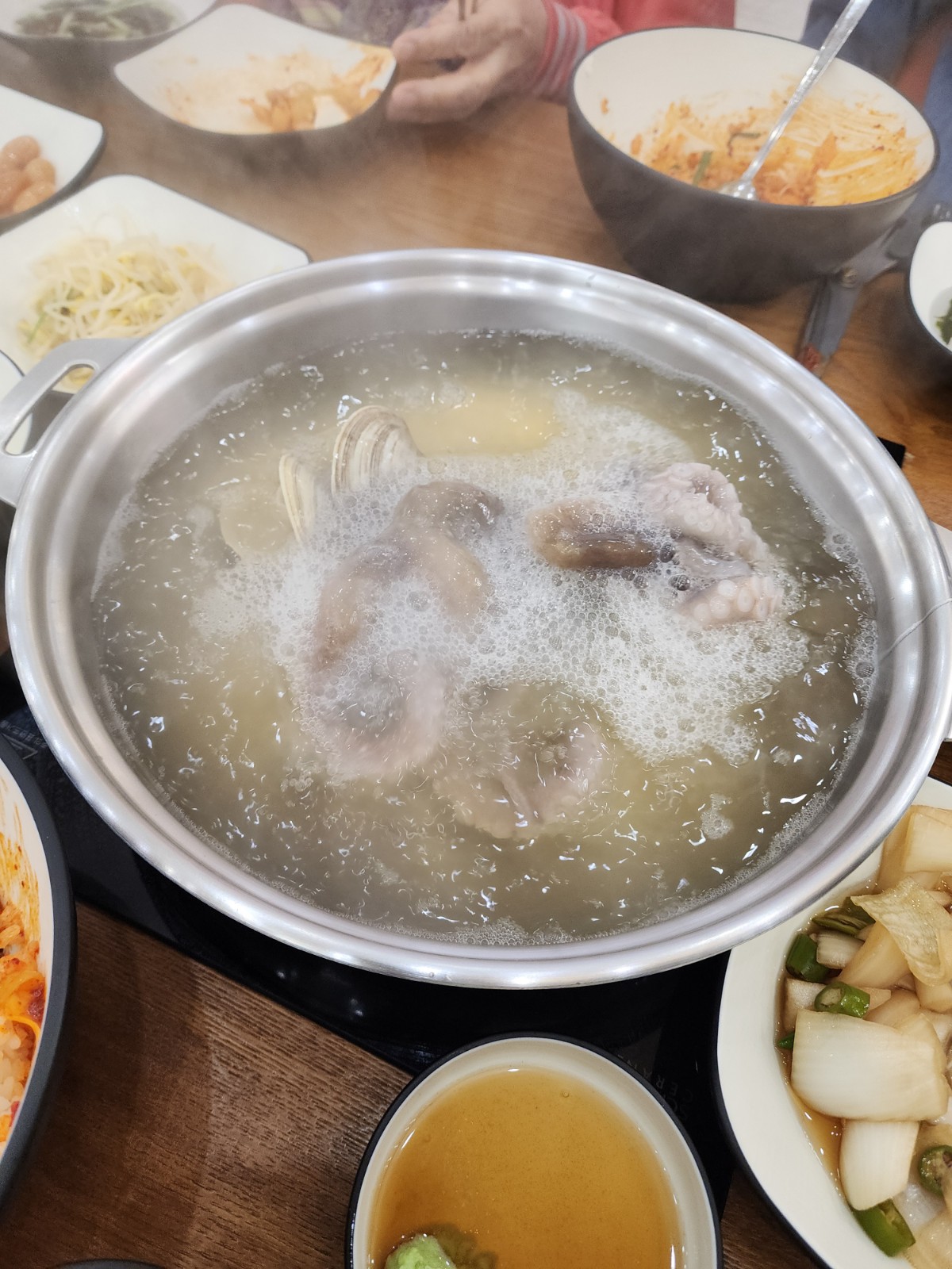 끓기 시작한 연포탕