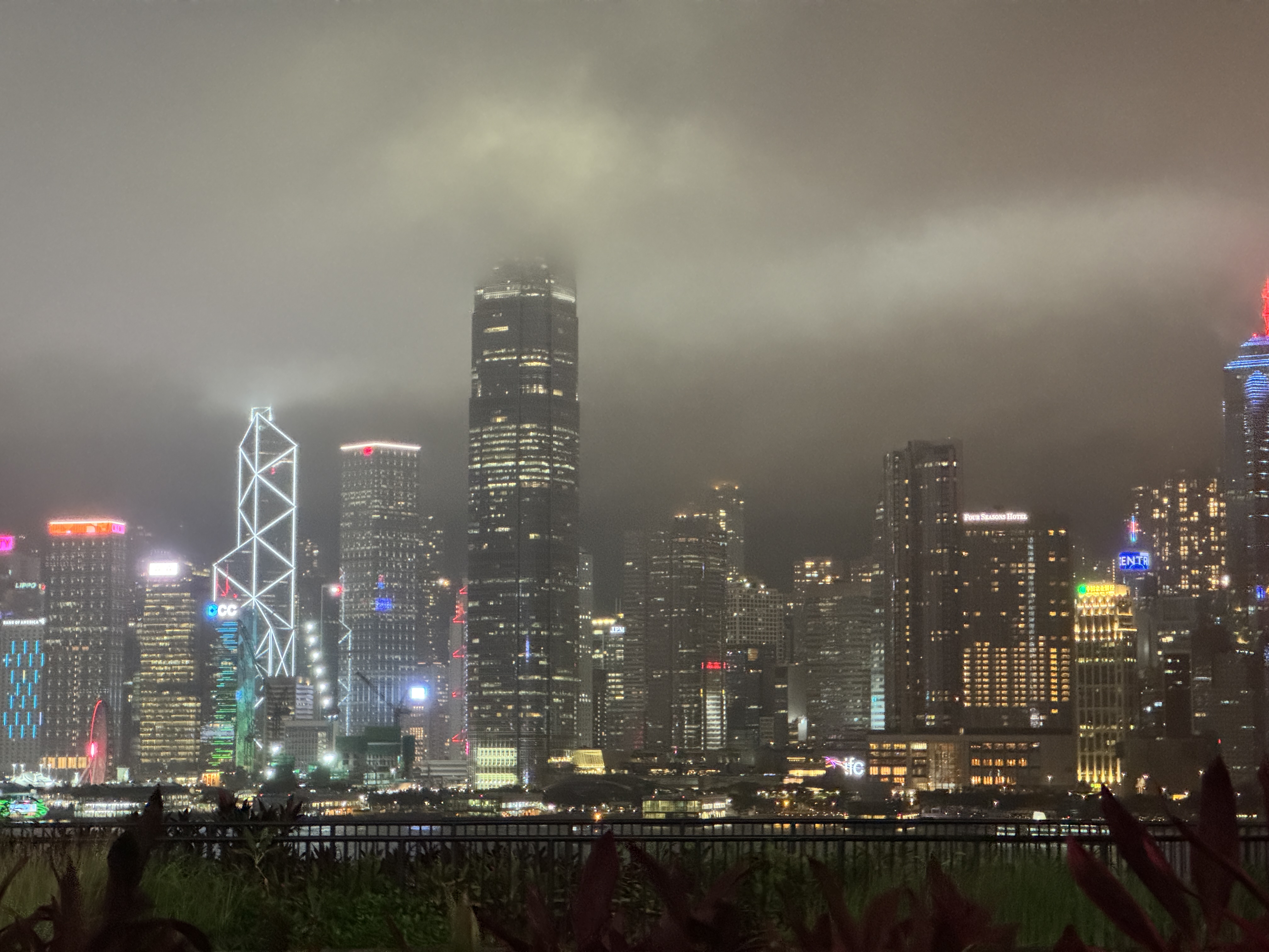 ๋ชจ์ 3์ธต ์ผ์ธ ํ
๋ผ์ค์์ ๋ฐ๋ผ๋ณด๋ ํ์ฝฉ ์ผ๊ฒฝ