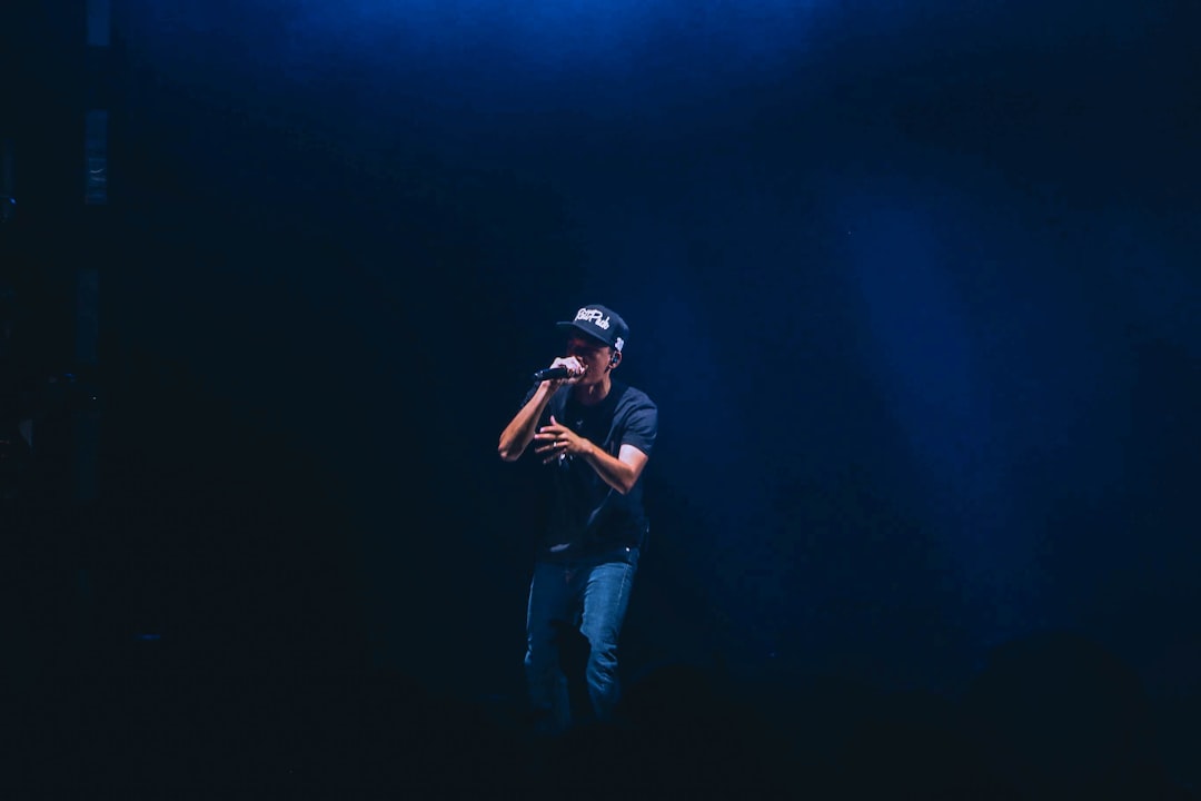 래로 시작하는 가장 중요한 명사는 래퍼입니다. 영어로는 rapper라고 합니다.