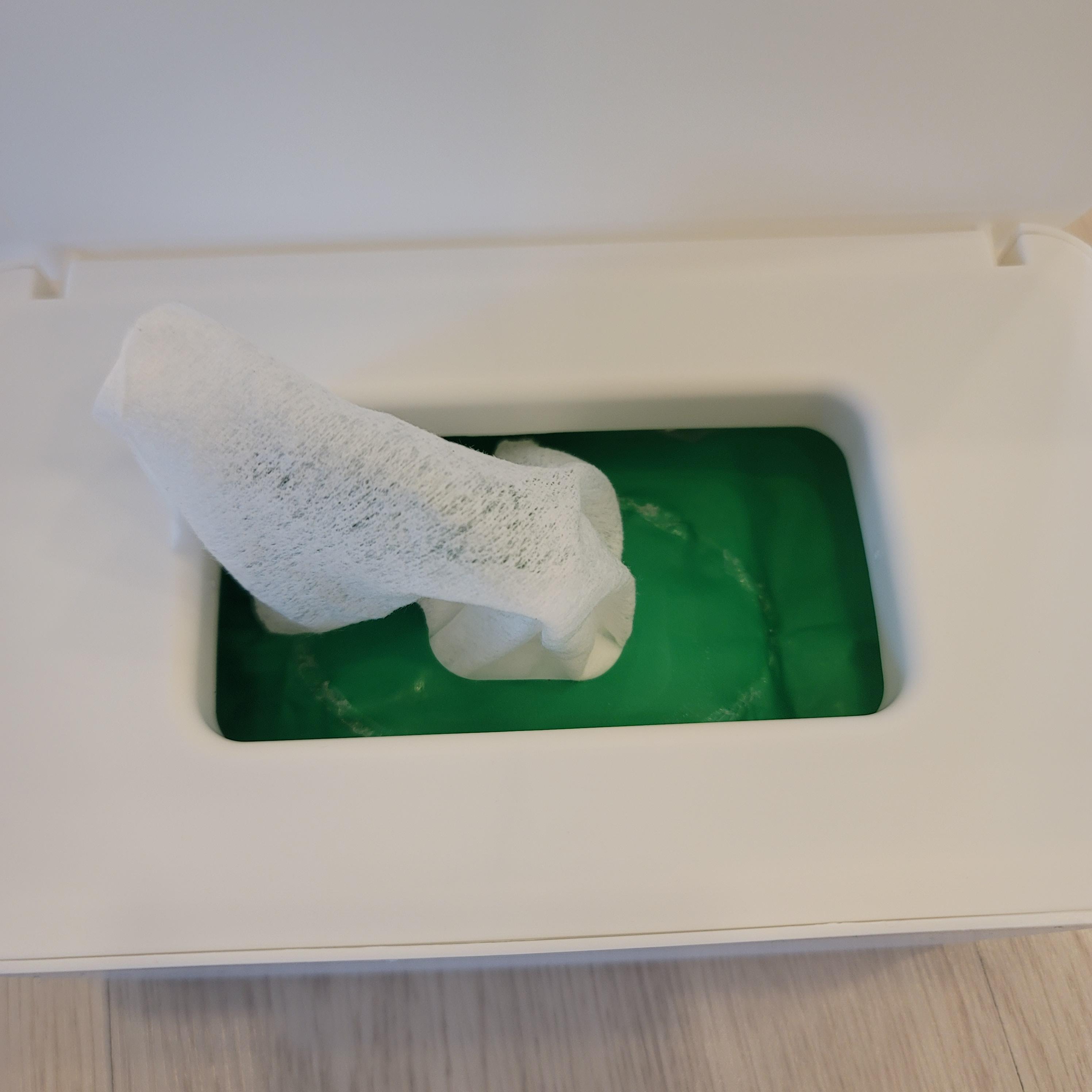 다이소 다용도 물티슈 케이스 안에 물티슈를 넣고 물티슈의 뚜껑을 제거 하고 물티슈 케이스 뚜껑을 덮었다. 뚜껑 가운데로 물팉슈를 뽑아낼 수 있다.