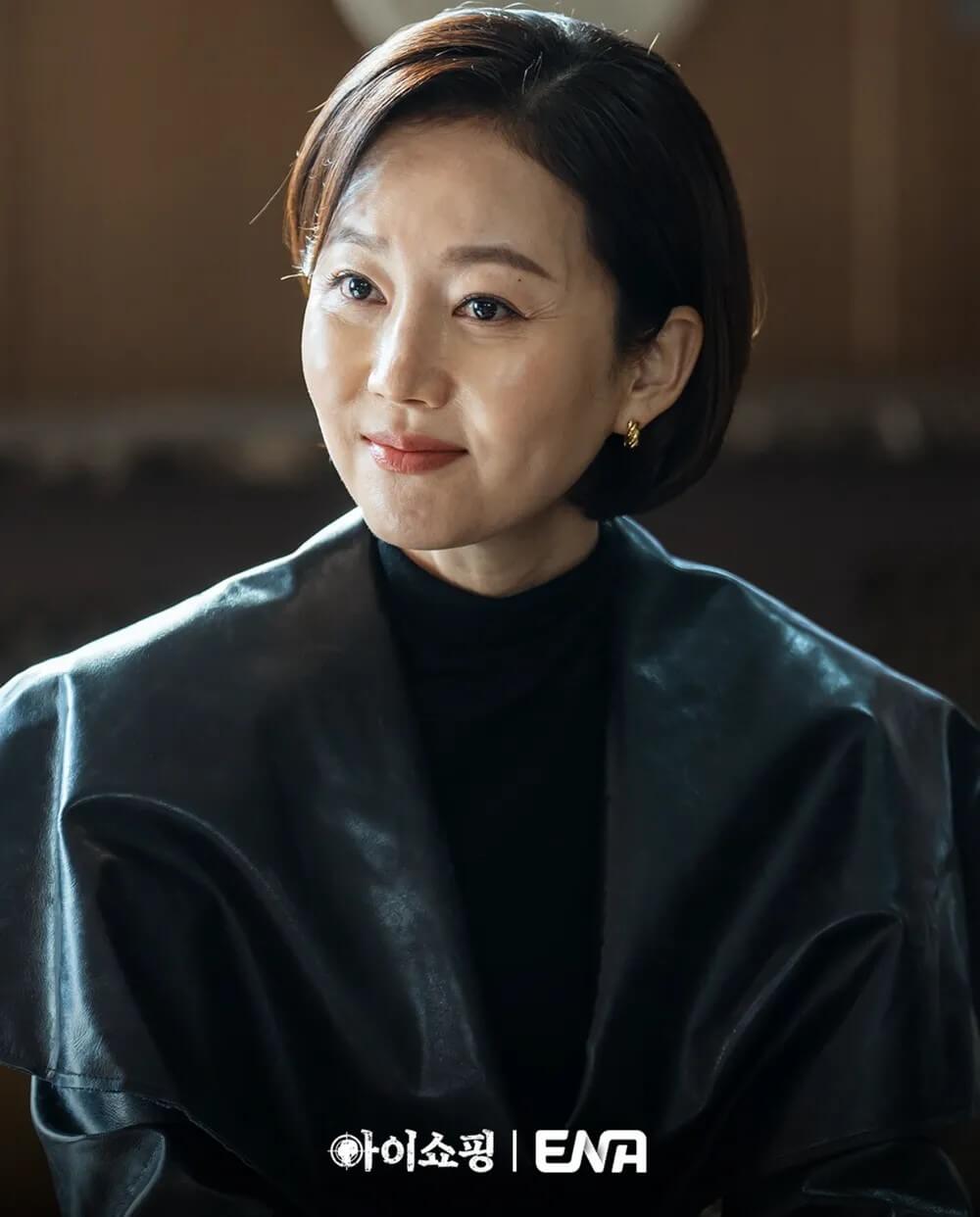 드라마 아이쇼핑의 김세희 역을 맡은 염정아의 메인 포스터입니다.