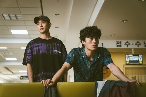 정해인 구교환이 서로 다른 곳을 보고 있는 모습