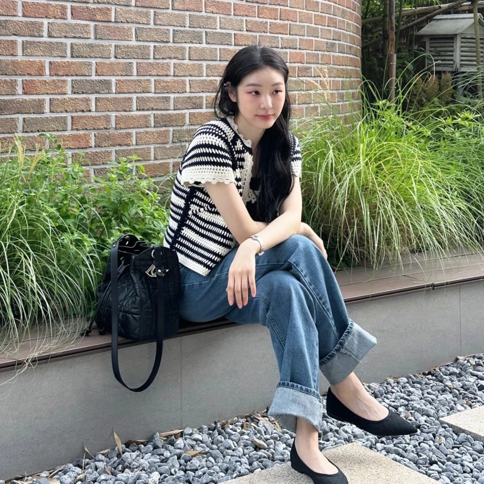 청바지와 화이트 니트 차림에 디올 디모션 백을 착용한 김연아