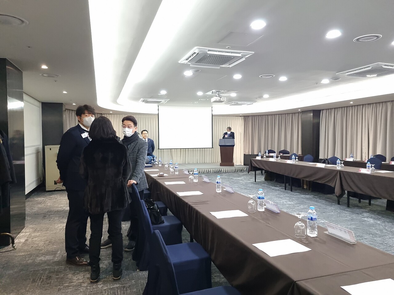 비엔아이 그랜드챕터의 주간회의실 올림픽파크텔 서울홀의 전체 모습입니다.