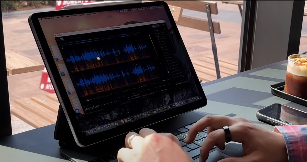 카페에서 아이패드로 맥미니에 원격 접속하여 편집하는 모습