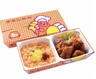 치킨 튀김과 밥이 도시락 위에 올라가 있다.