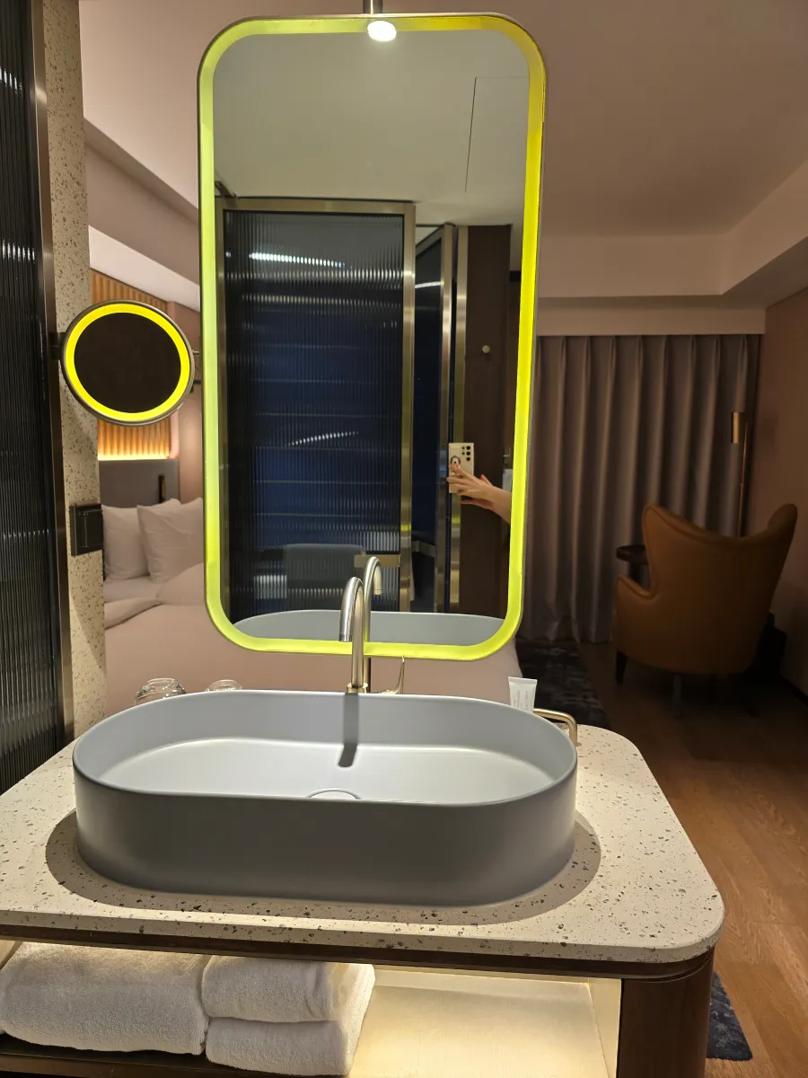 객실 세면대와 거울
