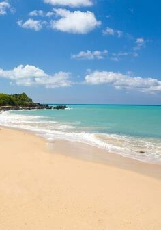 베이지색의-백사장과-하얀-파도-에머랄드빛-바다-푸른-하늘-흰-구름-평화로움-그이상