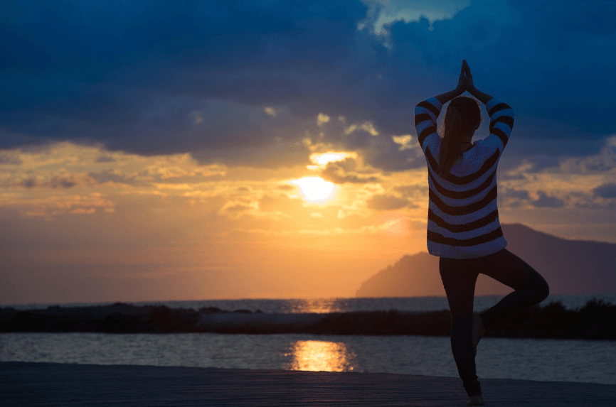 야외에서 명상하는 여성