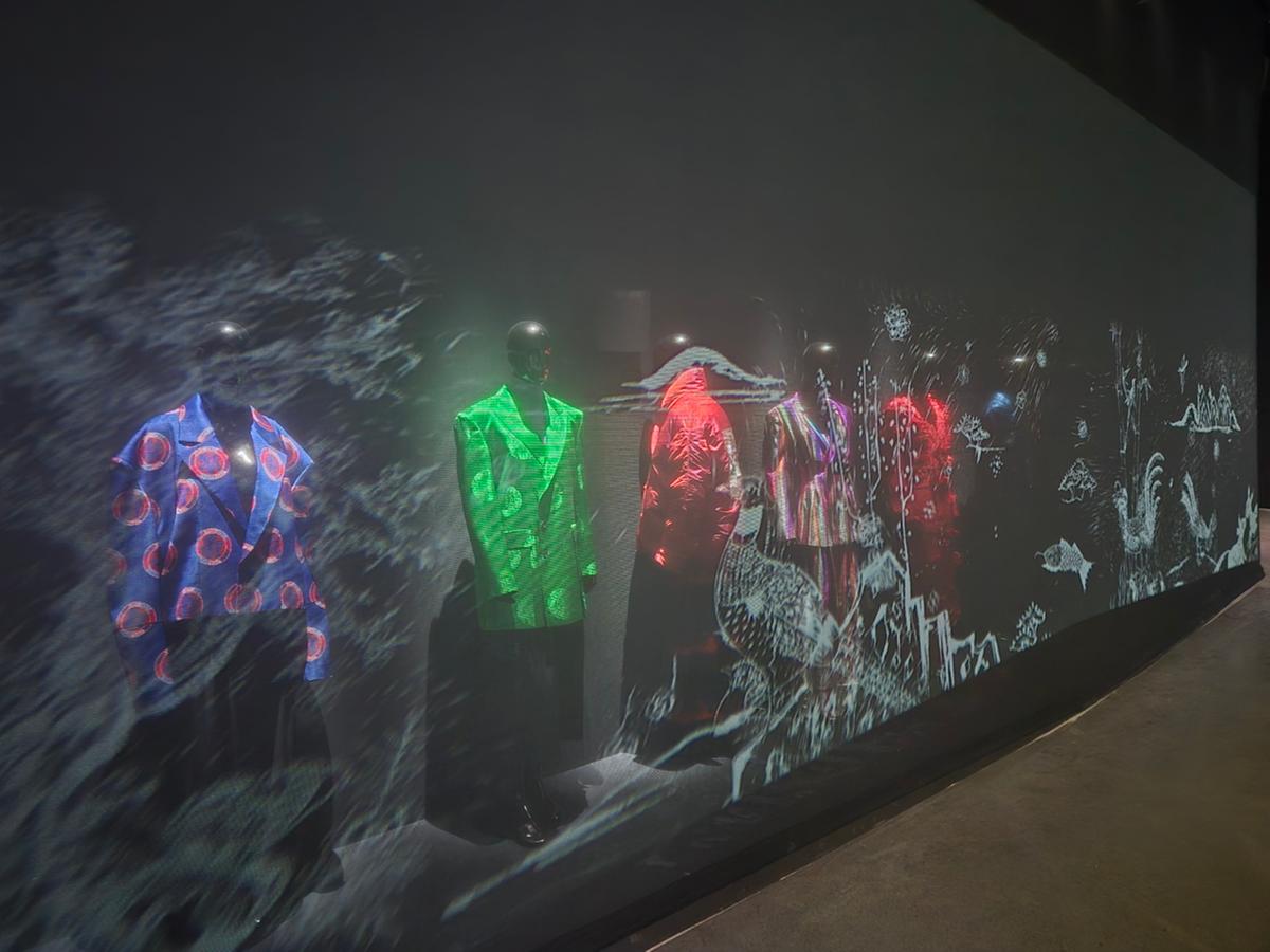 진주실크박물관 내부의 다양한 전시