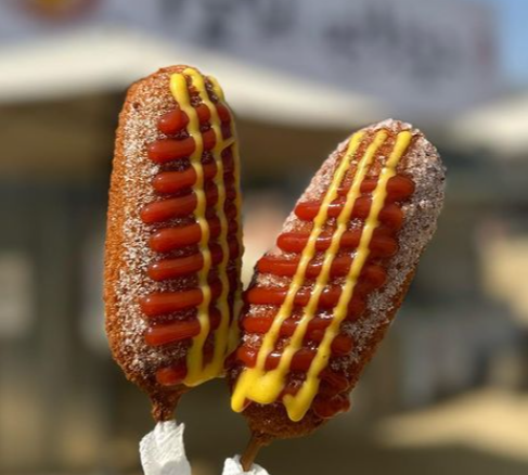 케챂과 머스타드가 뿌려진 연잎핫도그