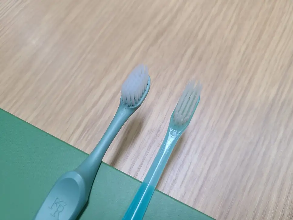 로얄과 오리지널 칫솔 비교 사진
