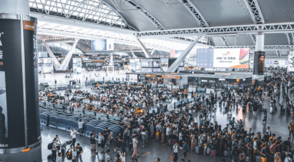공항 내 수 많은 단체 여행객들