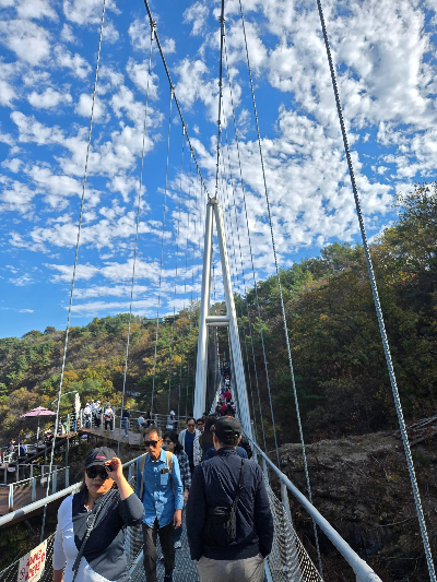 출렁다리 또는 절벽길을 걷는 가을 풍경을 바라보며 함께 걸었던 난곡동 선후배들