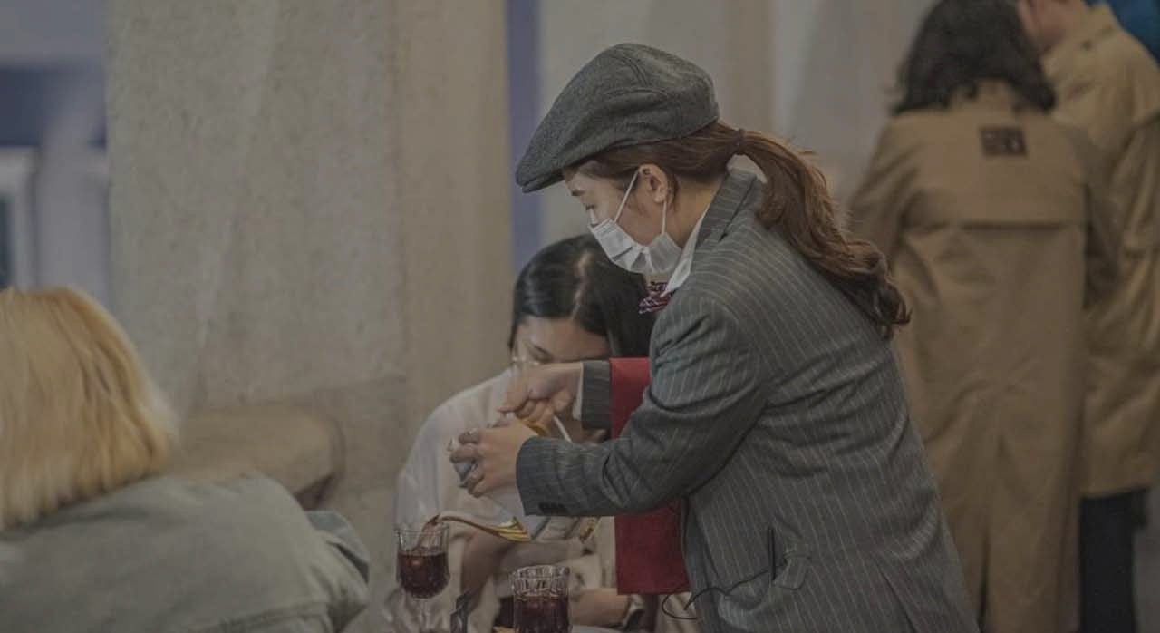 관람객에게 음료를 제공하는 스태프의 모습. [ⓒ한국관광 콘텐츠랩]