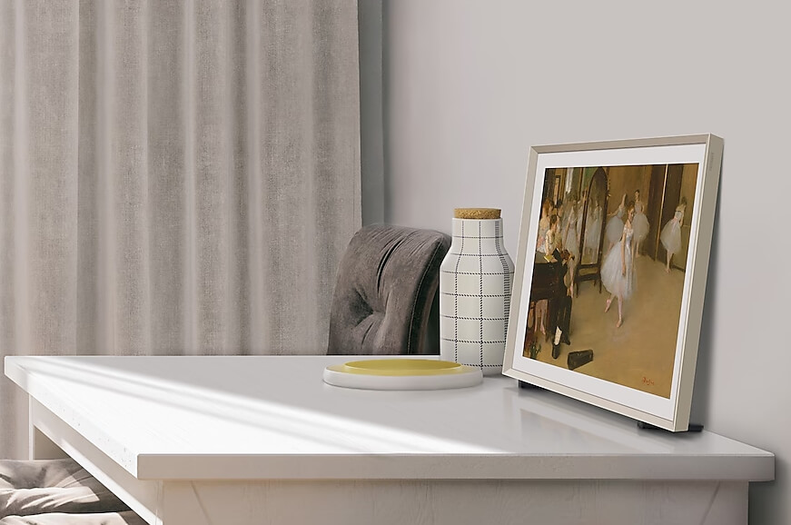 흰색 책상위에 놓인 TV