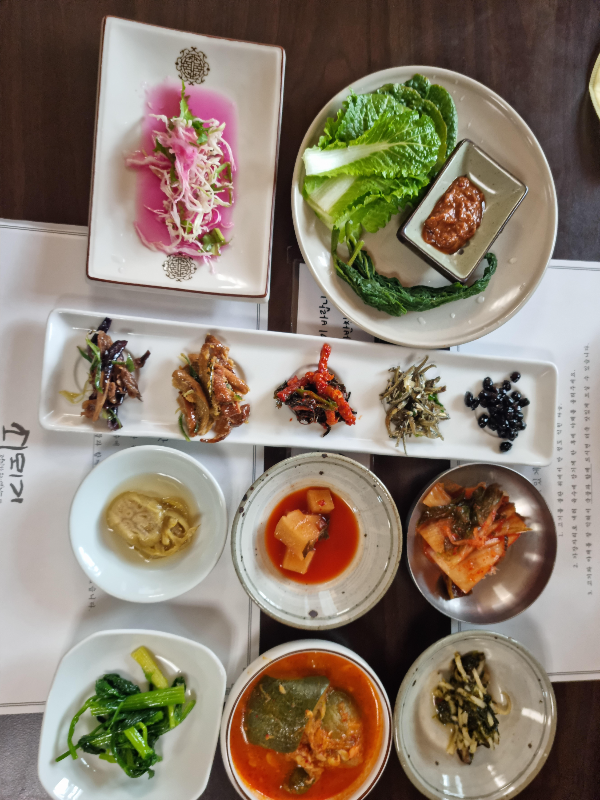 깔끔하게 차려진 반찬