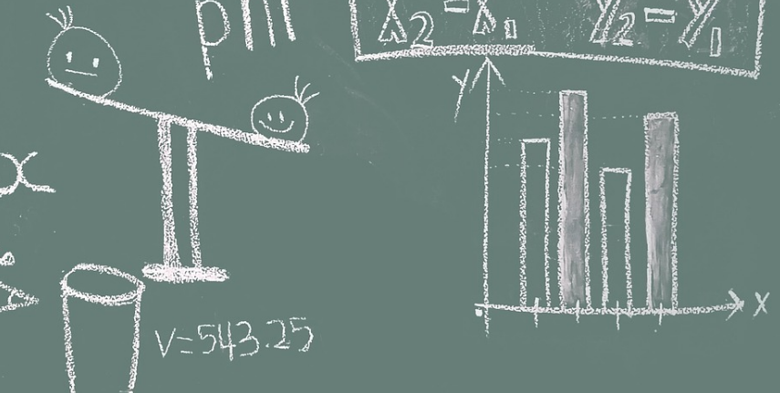 수학 시간에 칠판에 씌어진 숫자와 그림