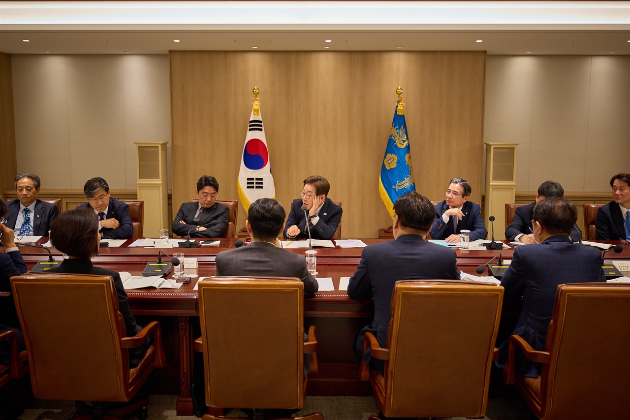 이재명 대통령이 9일 서울 용산 대통령실 청사에서 열린 비상경제점검 2차 태스크포스(TF)회의모습