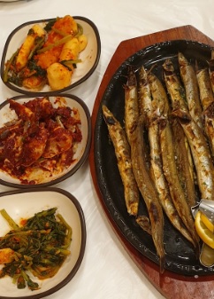 생생정보 두집살림 동해 한달 살기 바다 앞 숙소 근처 생선구이 나베 맛집 어향 동해시청 문화예술과 등대그집 기념품점 문화팩토리 덕장카페 무릉별유천지 