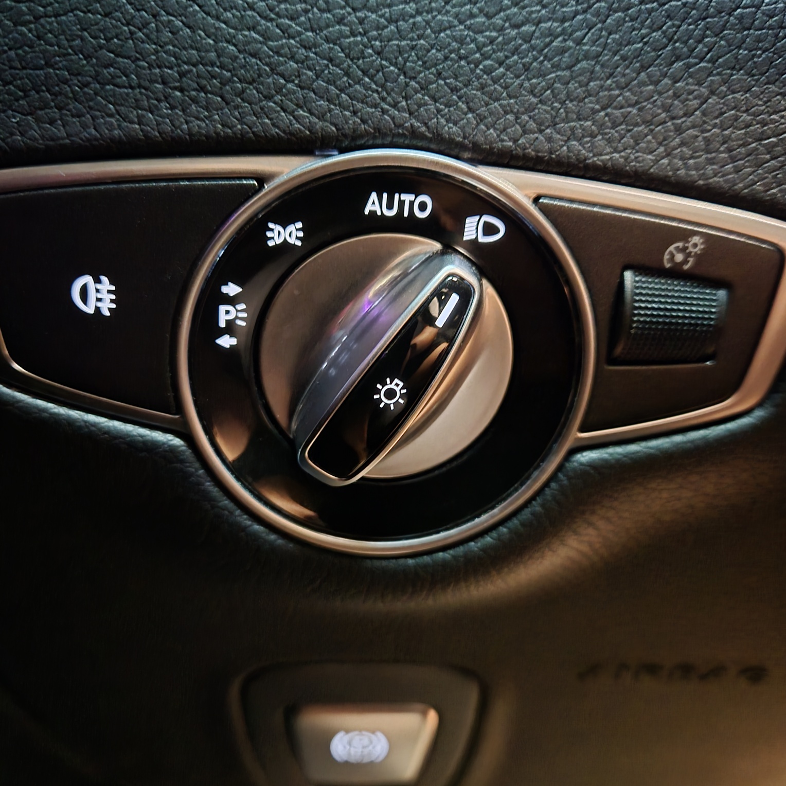 벤츠 라이트 스위치에서 다이얼을 하향등으로 조정한 모습