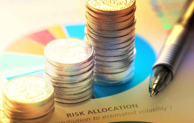 ETF 투자 포트폴리오를 작성하는 사진