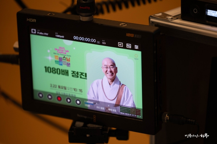 온라인 성당과 교회 등 가상 휴식 공간 확산 관련 이미지