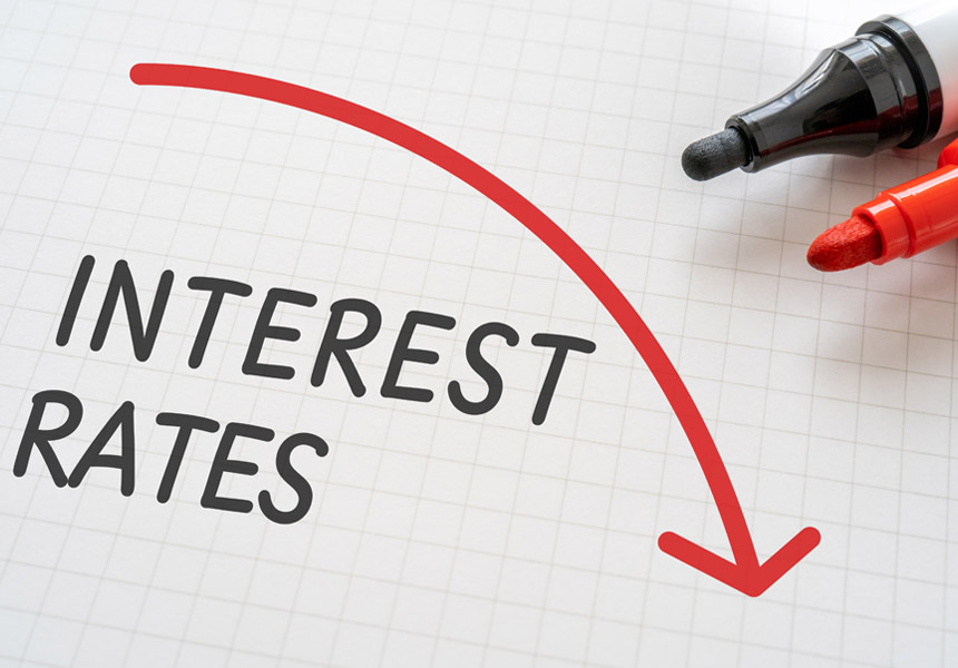 금리 인하 소식을 나타내는 그래프를 확인하는 모습