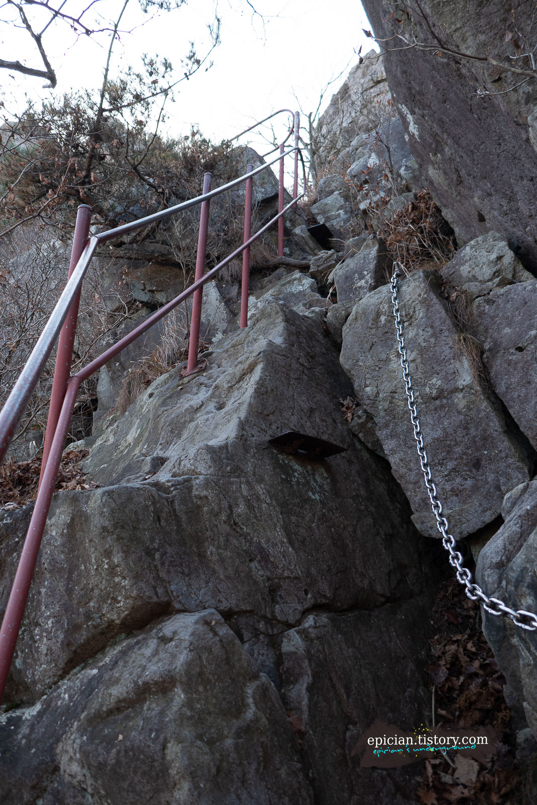 큰 바위 사이로 쇠사슬과 철재난간이 설치된 급경사 탐방로
