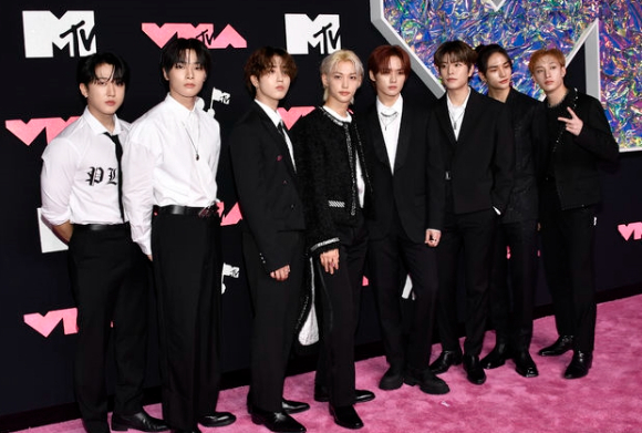 그룹 스트레이키즈가 12일(현지시간) 미국 뉴저지 푸르덴셜 센터에서 열린 'MTV VMAs' 레드카펫에서 포즈를 취하고 있다. [사진=뉴시스]