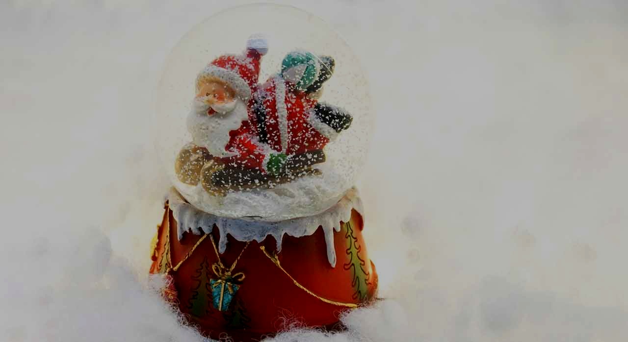 산타가 들어가 있는 스노우볼의 모습이다. [ⓒPexels &lsquo;Susanne Jutzeler, suju-foto&lsquo;]