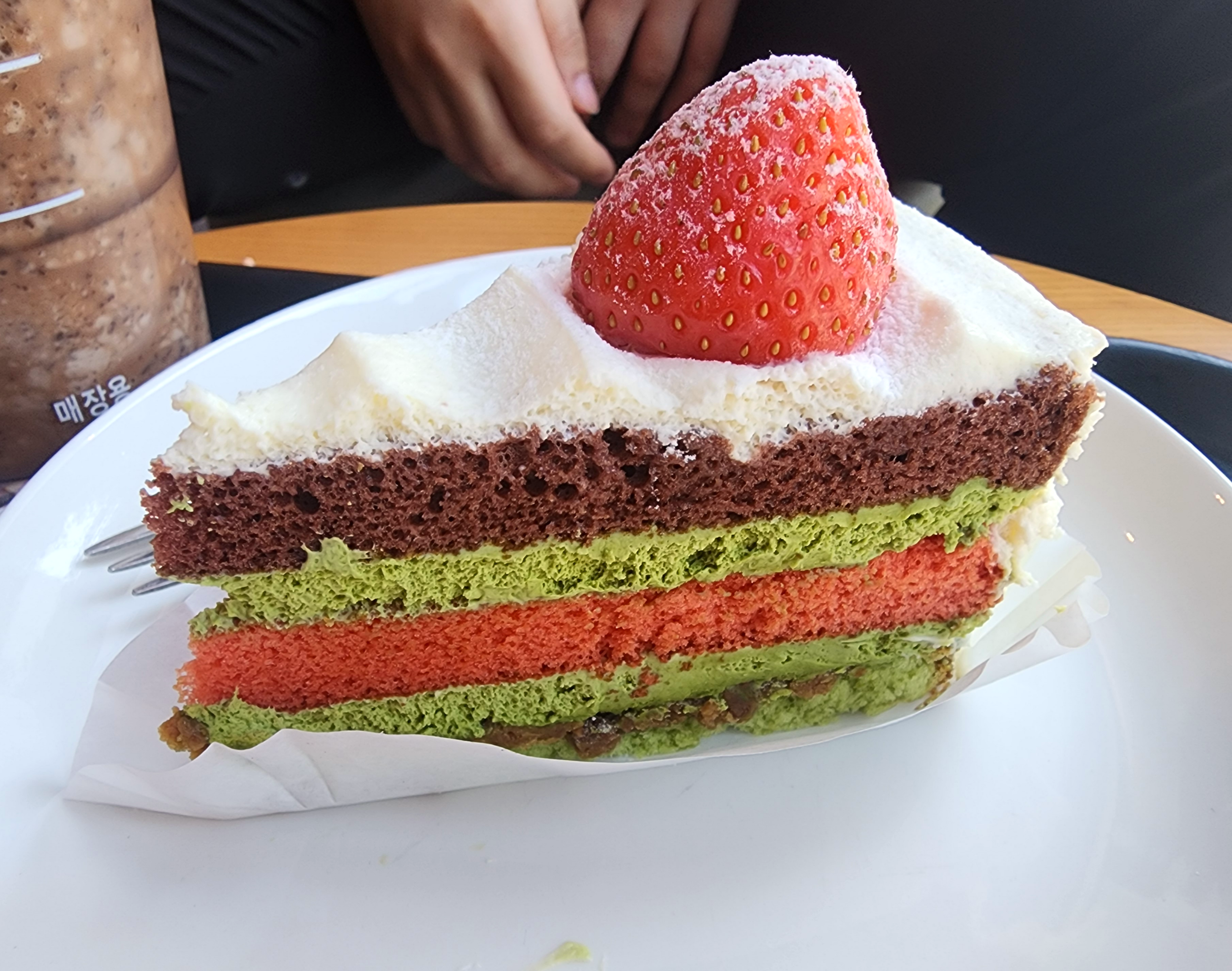 스타벅스신메뉴_피스타치오딸기생크림케이크