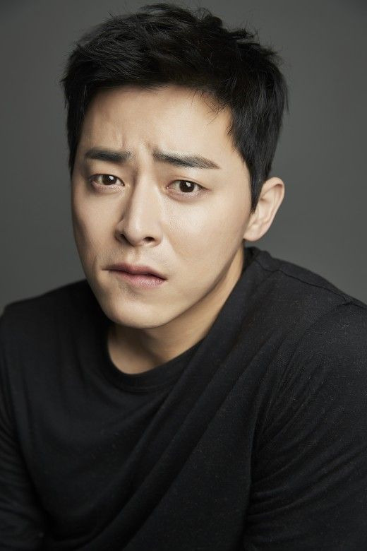 배우 조정석: 천의 얼굴을 가진 연기력, 로맨틱 코미디의 장인, 그리고 믿고 보는 뮤지컬 배우 출신 스타