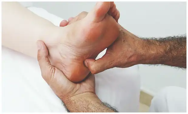 족저 근막염 치료법 (주사, 약, 걷기 중단 방법 등)