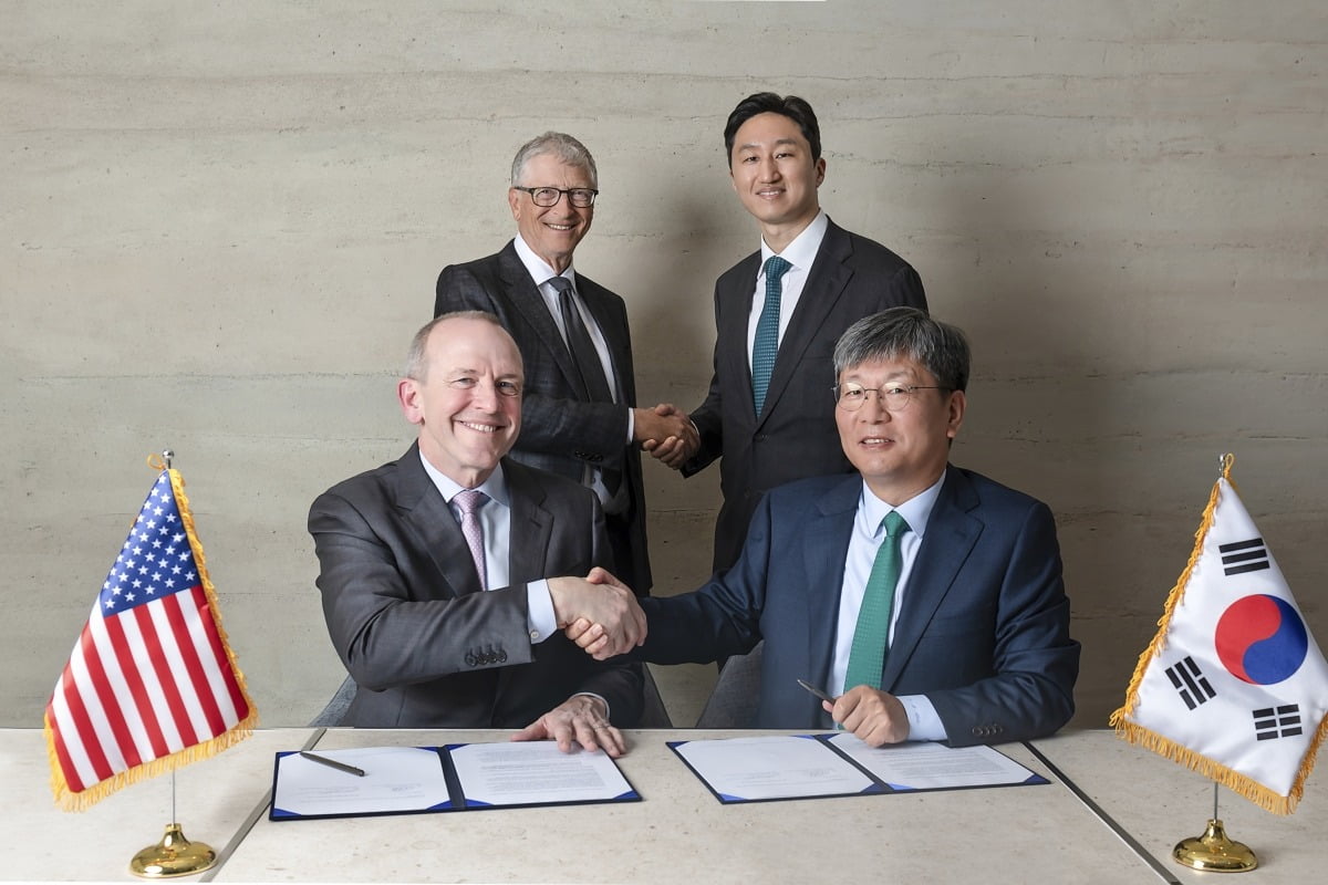 HD현대가 최근 테라파워와 ‘나트륨 원자로의 상업화를 위한 제조 공급망 확장 전략적 협약’을 체결했다. 사진 오른쪽부터 HD현대중공업 원광식 해양에너지사업본부장, HD현대 정기선 수석부회장, 테라파워 빌 게이츠 창업자, 크리스 르베크 최고경영자