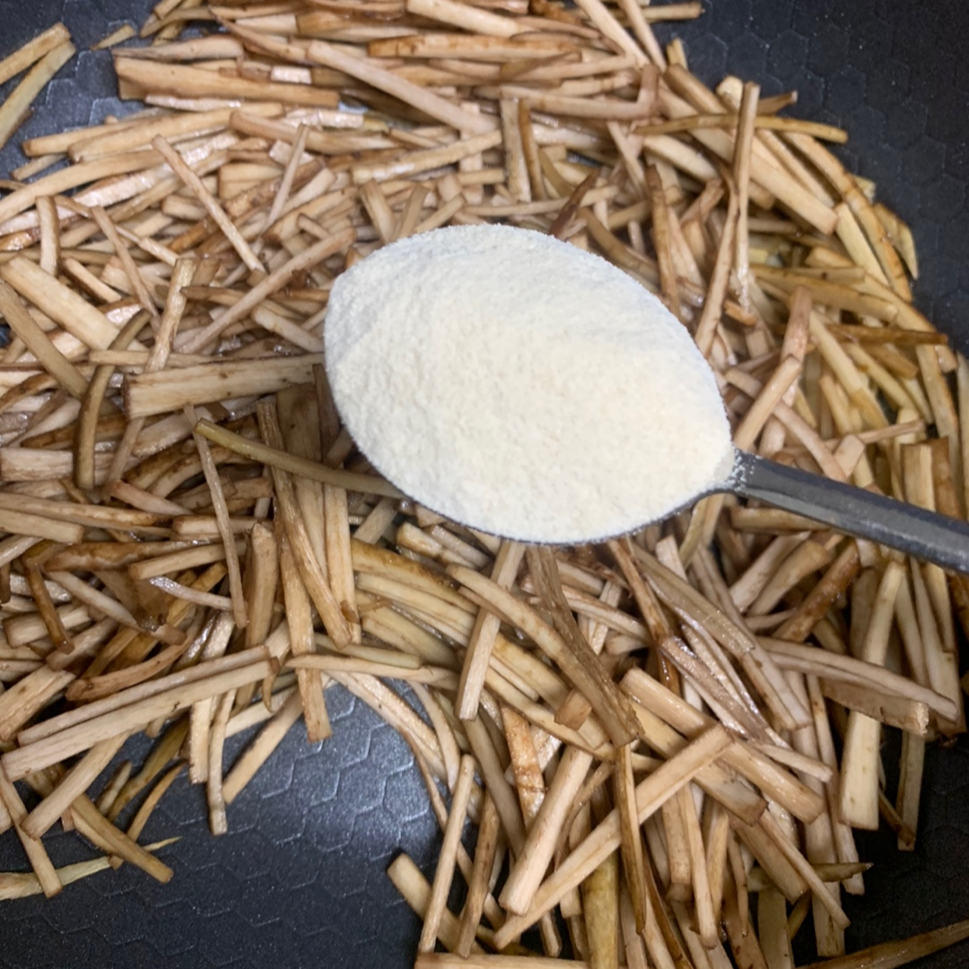 우엉에 설탕 넣는 사진