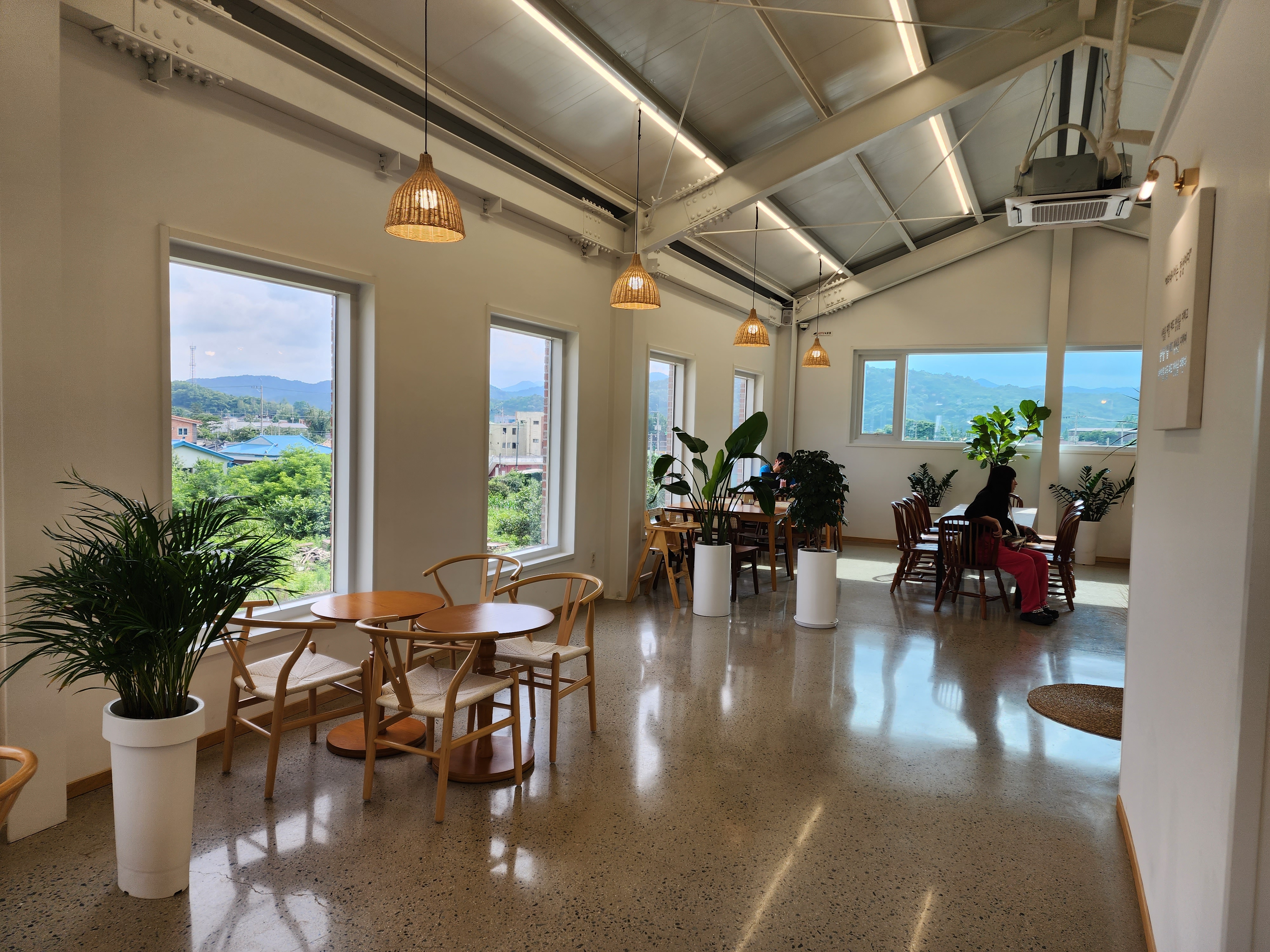 따리네시아 카페 2층