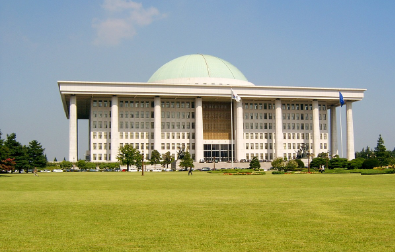 대한민국-국회의사당을-정면의-잔디밭에서-바라본-풍경이다