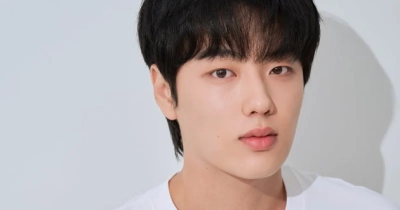 흰색을 배경에 검은 머리와 흰 티셔츠를 입고 있는 오늘도 사랑스럽개 출연 배우 윤현수