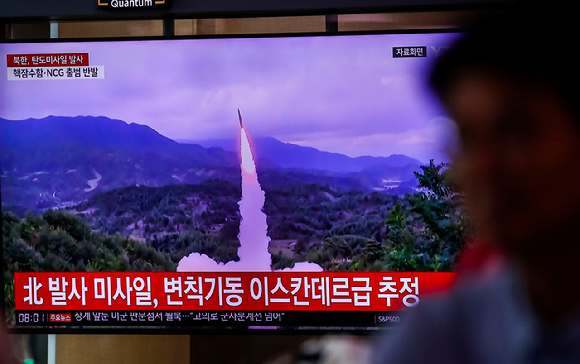 북한이 19일 오전 동해상으로 탄도미사일 2발을 발사했다. 합동참모본부는 "우리 군은 19일 3시30분경부터 3시46분까지 북한이 순안일대에서 동해상으로 발사한 단거리 탄도미사일 2발을 포착했다"고 밝혔다. 이번 도발은 한미 핵협의그룹(NCG) 출범과 함께 오하이오급 전략핵잠수함의 부산 전개에 대한 반발로 분석된다. 19일 서울 중구 서울역 대합실에서 시민들이 북한의 탄도미사일 관련 뉴스를 시청하고 있다. 2023.07.19. [사진=뉴시스]