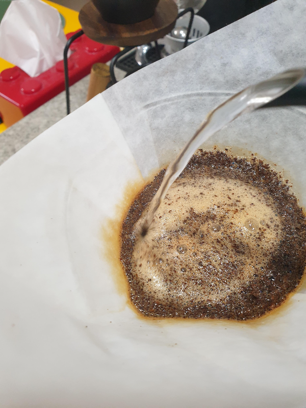 1차 푸어 중. 젖은 원두 가루 위에 물을 붓는 중