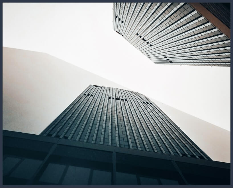 아래서 올려다본 고층 건물